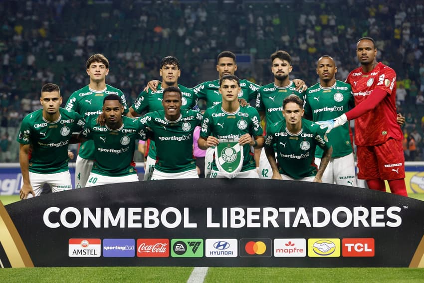Elenco do Palmeiras para partida contra o Sporting Cristal pela Libertadores (Foto: Miguel SCHINCARIOL / AFP)