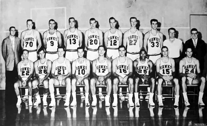 Elenco do último título do Atlanta Hawks, quando ainda eram St. Louis Hawks, em 1958 (Foto: Reprodução/Wikipédia)