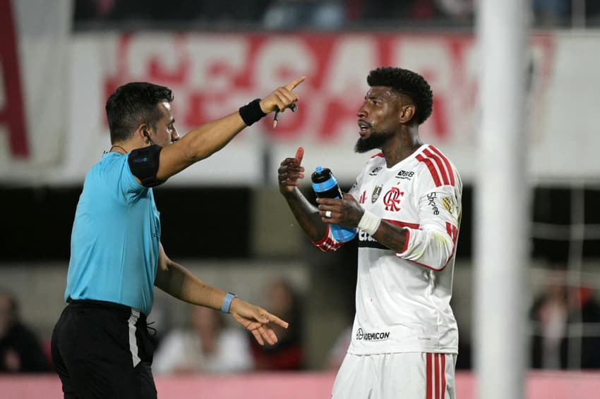 Emerson Royal em Estudiantes x Flamengo pela Libertadores (Foto: Juan Mabromata/AFP)