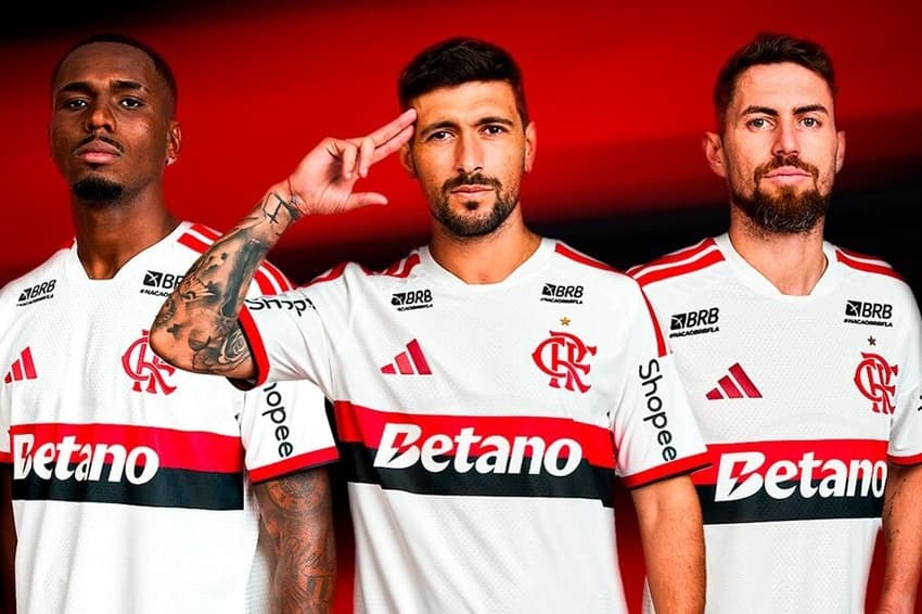 Evertton Araújo, Arrascaeta e Jorginho vestem o novo uniforme (Foto: Divulgação / Adidas)