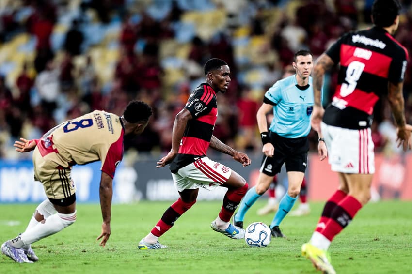 Evertton Araújo conduz Flamengo ao ataque no jogo contra o Independietne Medellín (Foto: Gilvan de Souza / Flamengo)