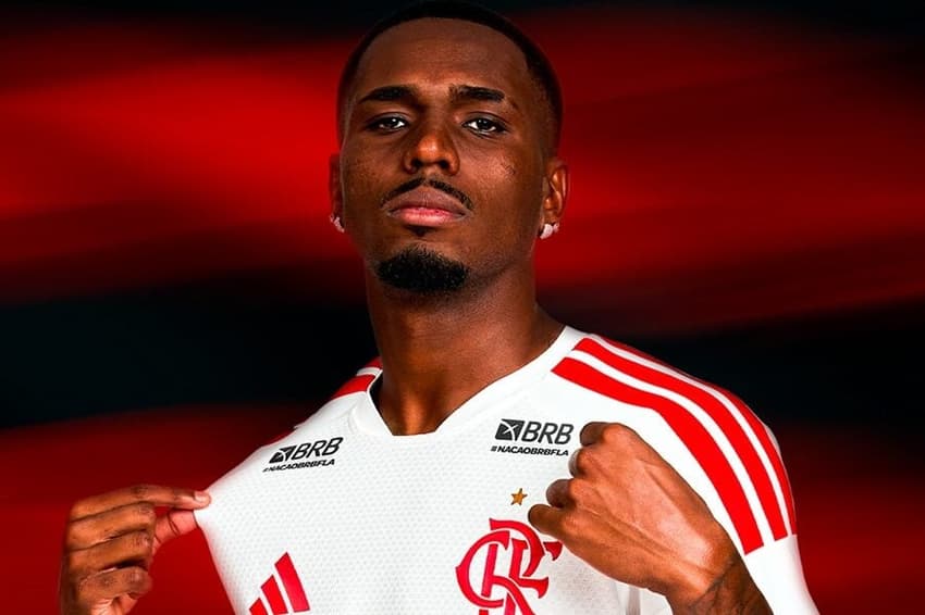 Evertton Araújo exibe nova camisa do Rubro-Negro em campanha de lançamento (Foto: Divulgação / Adidas)
