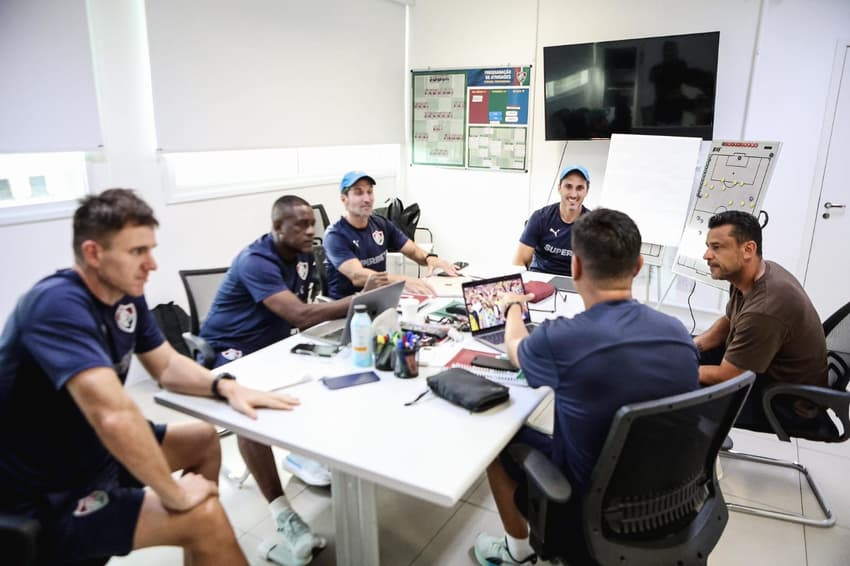 Fred se reúne com a comissão técnica do Fluminense. (Fotos: Lucas Merçon/FFC)