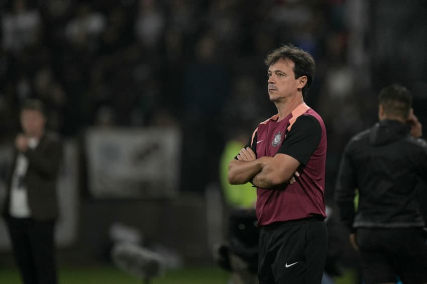 Fernando Diniz na estreia pelo Corinthians (Foto: Juan Mabromata / AFP)