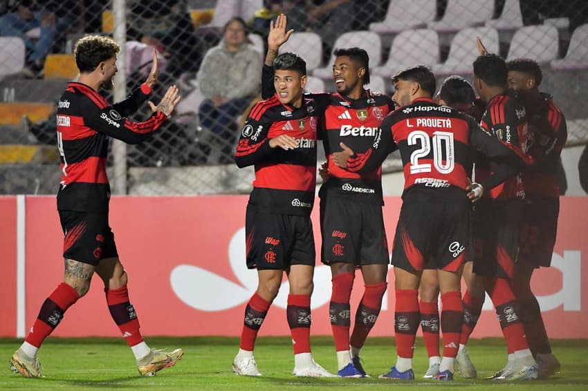 Bruno Henrique e Arrascaeta foram os autores dos gols da partida (Foto: Diego RAMOS / AFP)