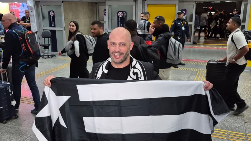 Novo técnico do Botafogo, Franclim Carvalho desembarcou no Rio de Janeiro (Foto: Lance!)