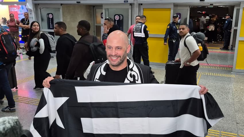 Novo técnico do Botafogo, Franclim Carvalho desembarcou no Rio de Janeiro (Foto: Lance!)