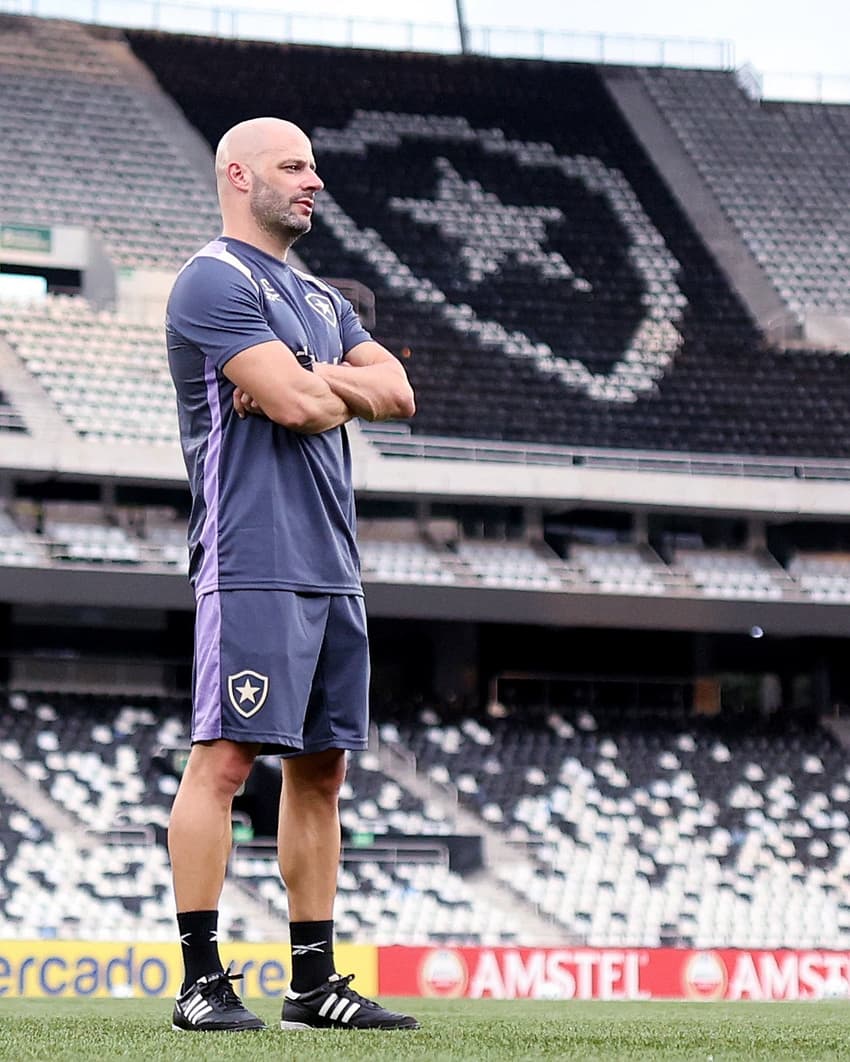 Franclim Carvalho comandando treino do Botafogo (Foto: Vitor Silva / BFR)
