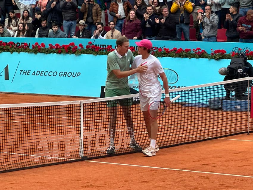 João Fonseca é cumprimentado pelo americano Michelsen após sua primeira vitória em Madri, em 2024 (Foto: Arquivo)