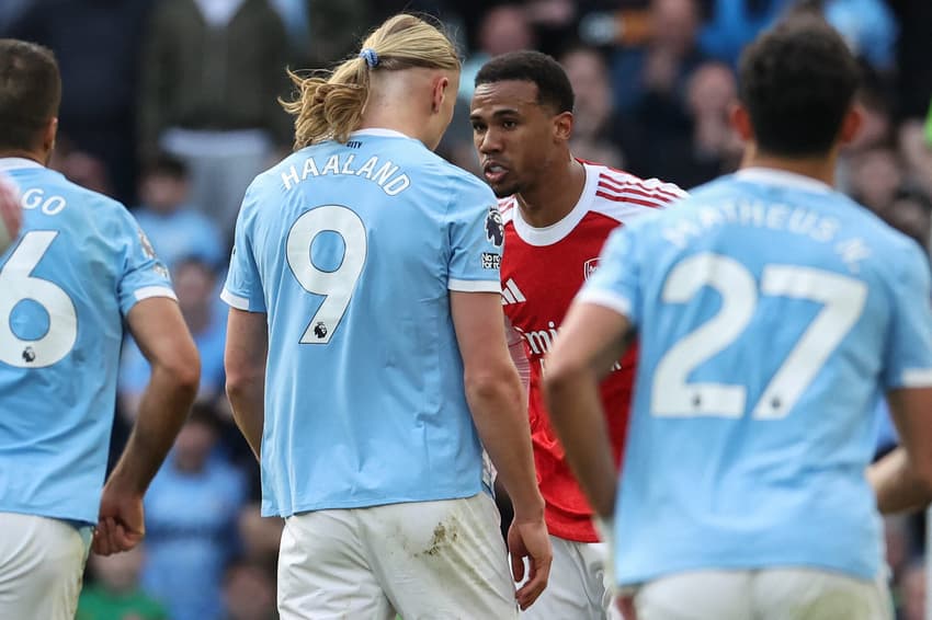 Confusão entre os jogadores Erling Haaland, do Manchester City, e Gabriel Magalhães, do Arsenal, na Premier League (Foto: Darren Staples / AFP)