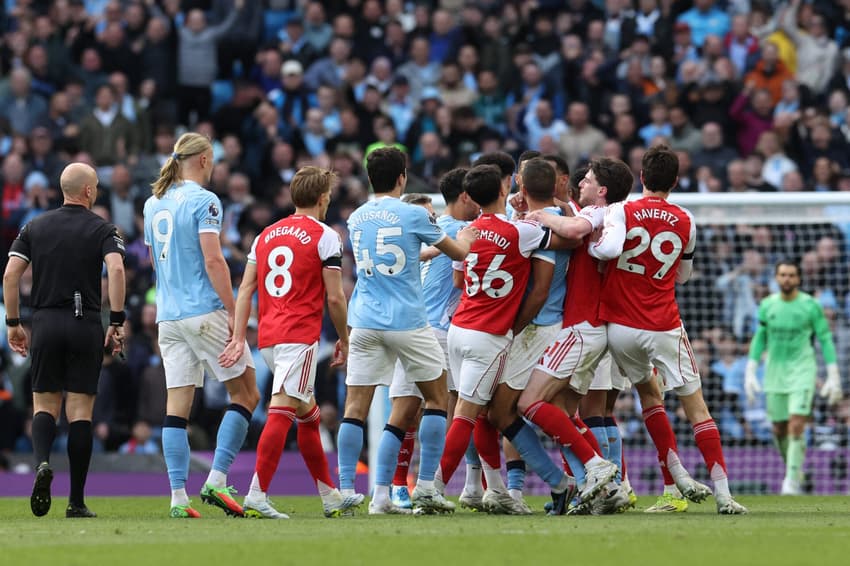 Confusão entre os jogadores de Manchester City e Arsenal na Premier League (Foto: Darren Staples / AFP)