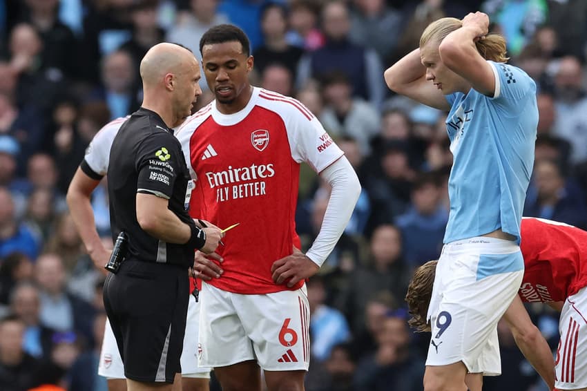Confusão entre os jogadores Erling Haaland, do Manchester City, e Gabriel Magalhães, do Arsenal, na Premier League (Foto: Darren Staples / AFP)