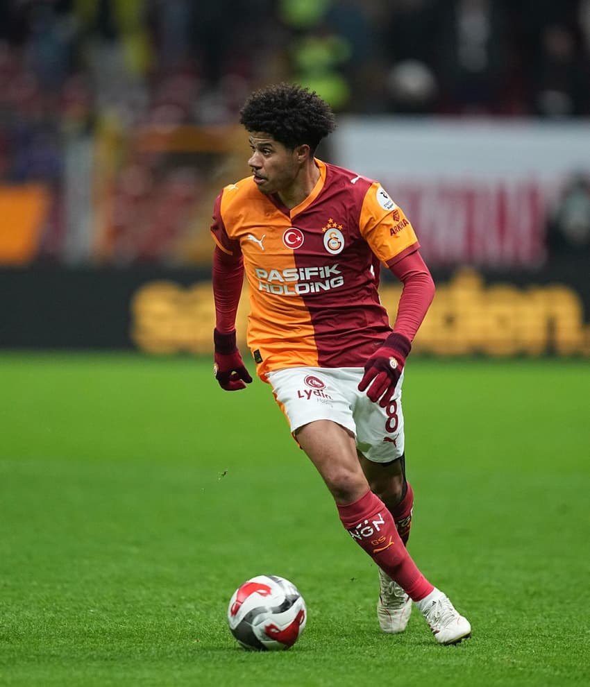 Gabriel Sara pelo Galatasaray (Foto: Divulgação/Galatasaray)