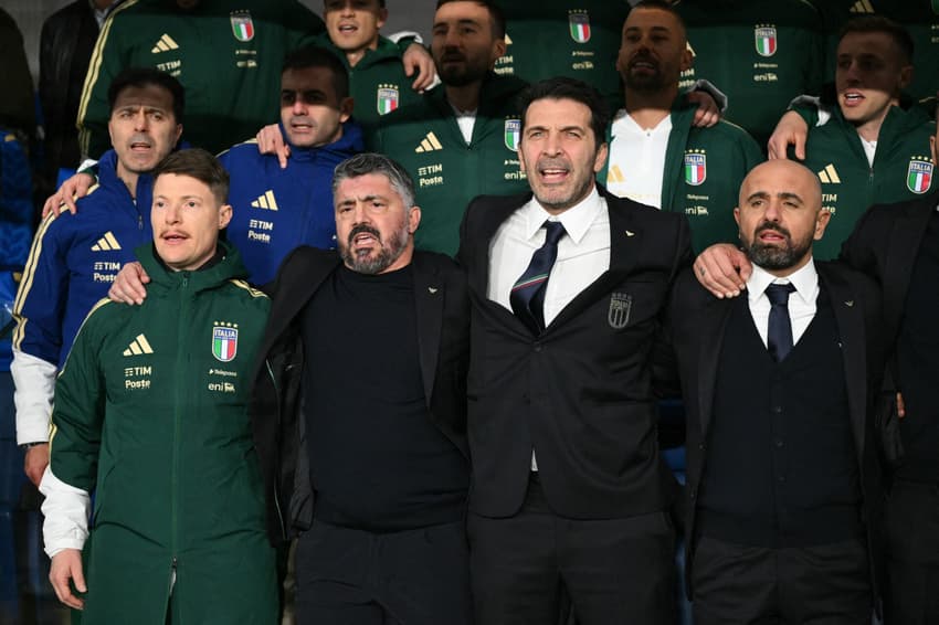 Gianluigi Buffon foi chefe de delegação da seleção da Itália (Foto: Alberto PIZZOLI / AFP)