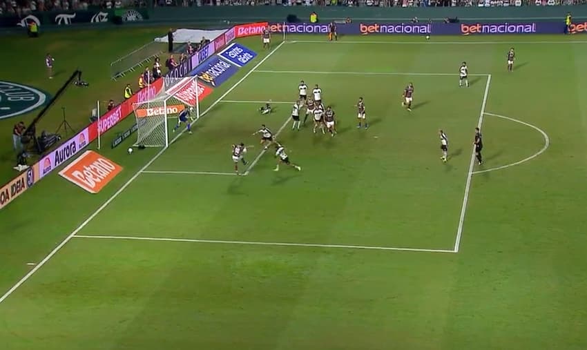 Gol anulado de Kevin Serna em Coritiba x Fluminense (Foto: Reprodução/CBF TV)