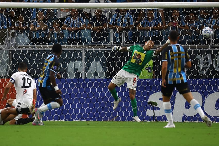 Com gol de Amuzu, o Grêmio venceu o Riestra pela Sul-Americana (Foto: SILVIO AVILA / AFP)