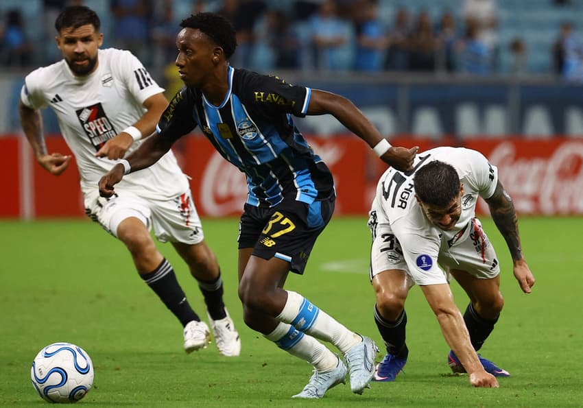Com gol de Amuzu, o Grêmio venceu o Riestra pela Sul-Americana (Foto: SILVIO AVILA / AFP)