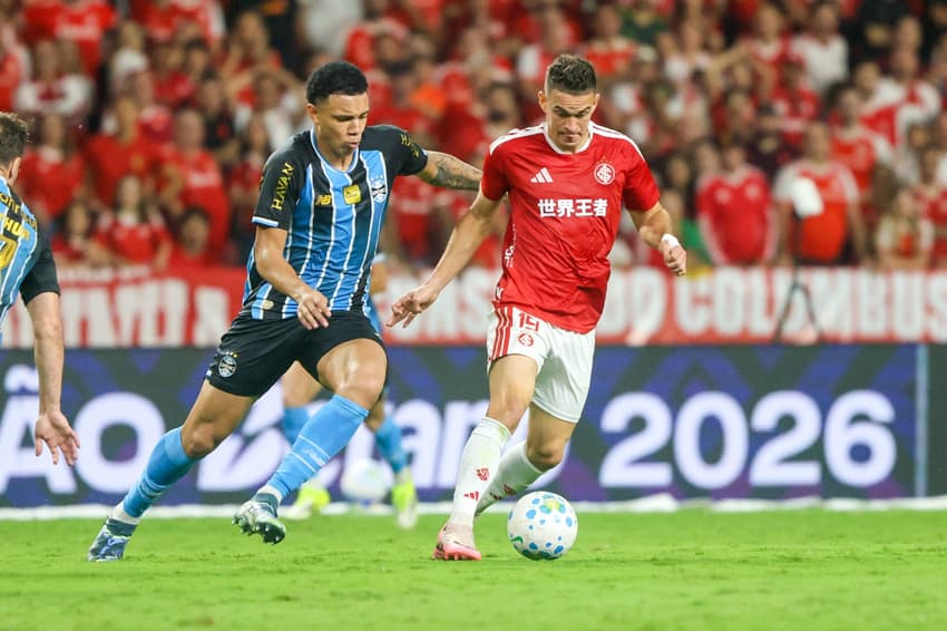 Gustavo Martins, zagueiro do Grêmio, marca Borré, atacante do Inter, de perto