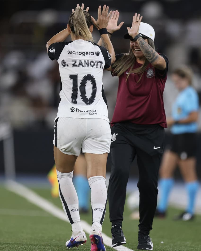Gabi Zanotti e Emily Lima em Botafogo x Corinthians. (Foto: Lucas Figueiredo)