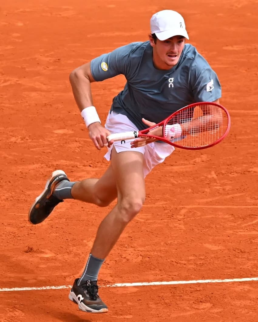 João Fonseca na vitória sobre o francês Arthur Rinderknech em Monte Carlo (Reprodução)