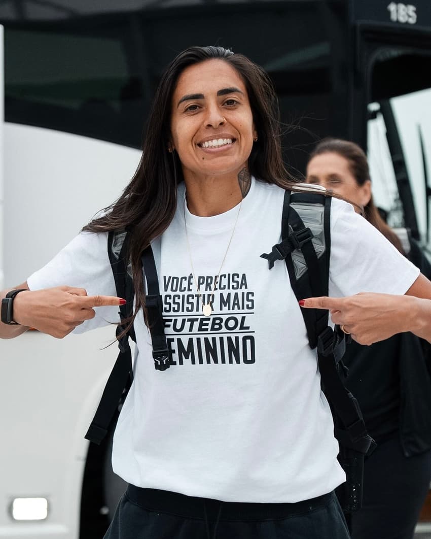 Em uma iniciativa do América Femenil, #AsBrabas foram presenteadas com camisetas que incentivam a propagação do futebol feminino no jogo da semifinal da Teal Rising Cup, em Kansas City. ⚽️  Você precisa assistir mais futebol feminino. 💜  📸 Marcela Urbani