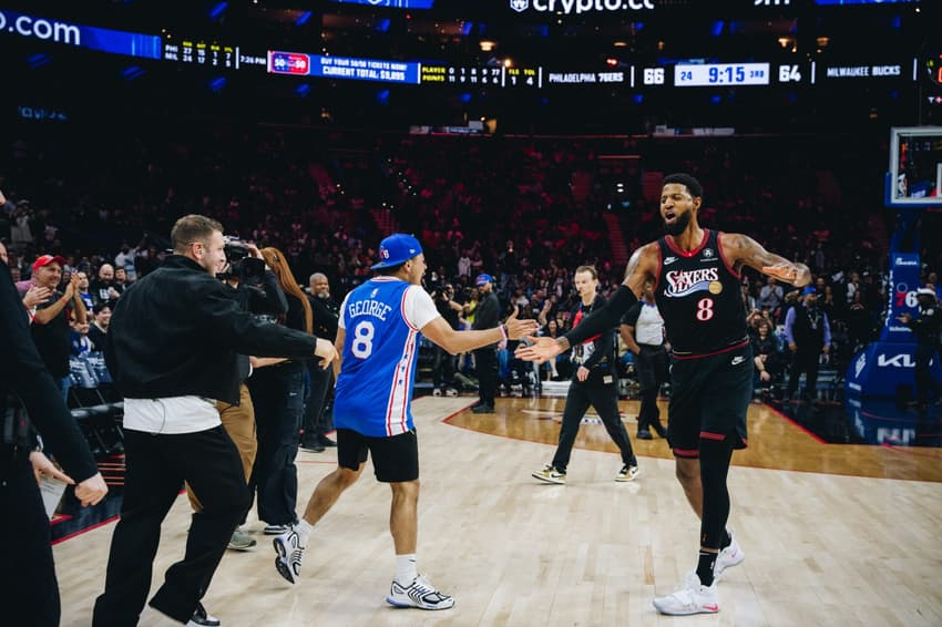 Torcedor do Philadelphia 76ers comemora a cesta que lhe rendeu US$ 10 mil (Foto: Divulgação)