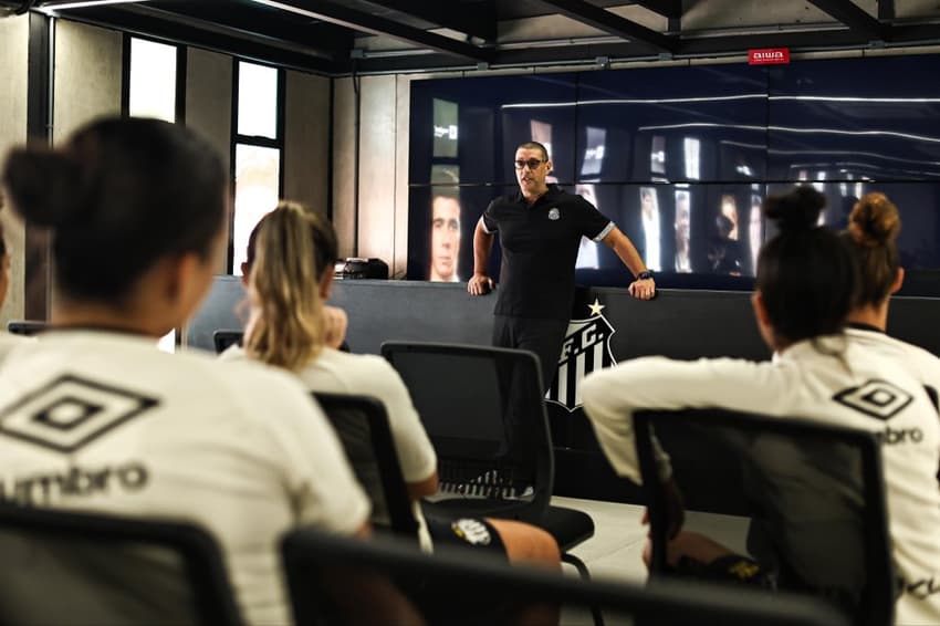 Marcelo Frigerio no primeiro contato com o elenco do Santos, neste sábado (25). (Reinaldo Campos/Santos)
