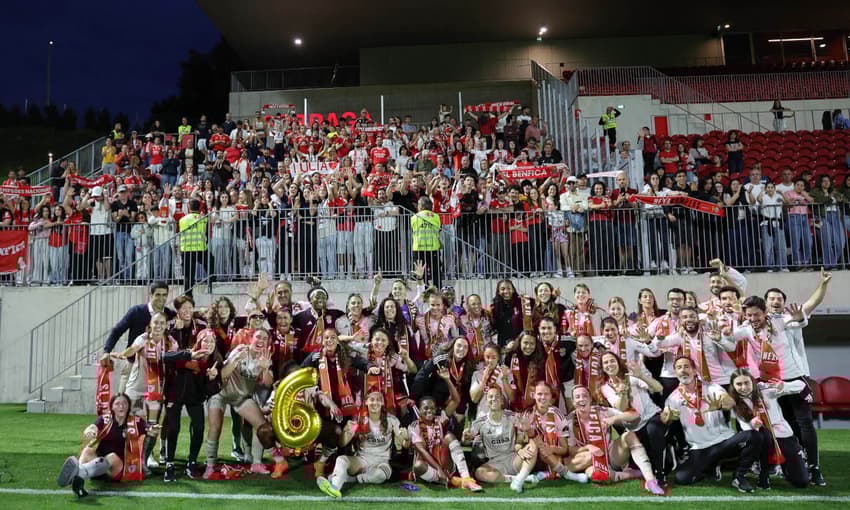 Jogadoras e torcedoras do Benfica comemoram título nacional. (Foto: Benfica/Divulgação)