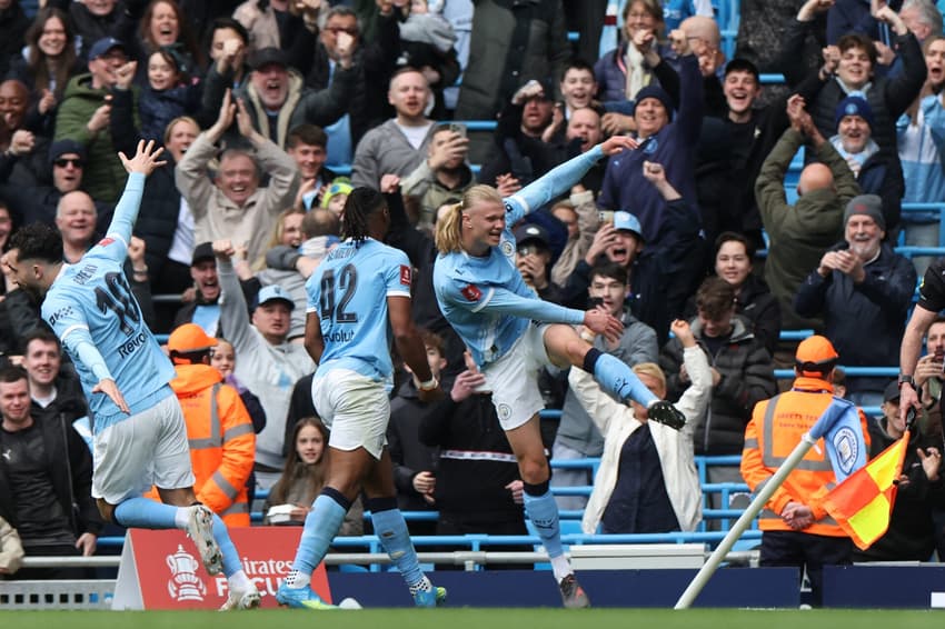 Erling Haaland marcou três gols na vitória do Manchester City por 4 a 0 sobre o Liverpool na Copa da Inglaterra (Foto: Darren Staples / AFP)