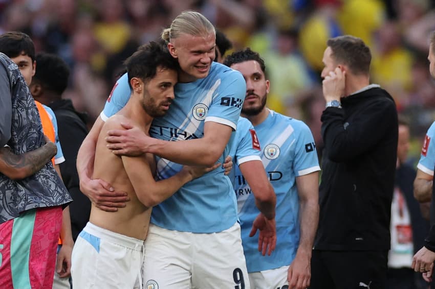 Haaland e Bernardo Silva comemorando a classificação do Manchester City (Foto: Adrian Dennis/AFP)
