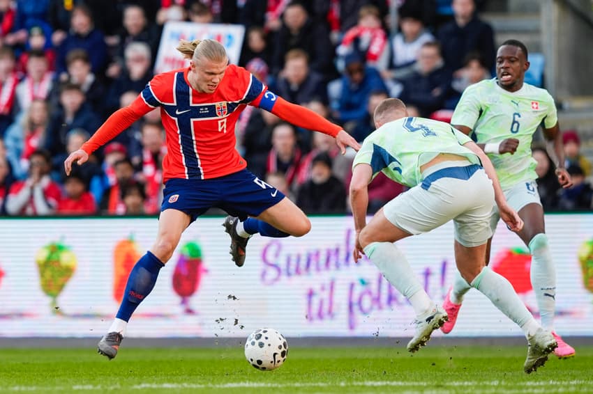 Haaland em ação no duelo entre Noruega e Suiça (Foto:Terje Pedersen / NTB / AFP)