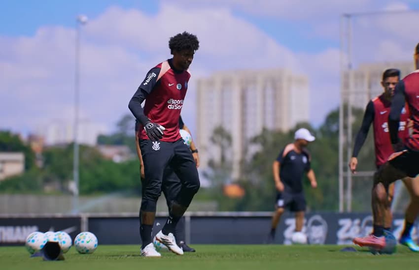 Hugo retomou os treinamentos com o Corinthians nesta sexta