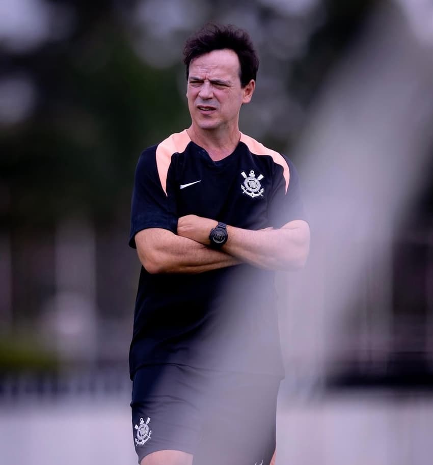 Fernando Diniz durante treinamento do Corinthians