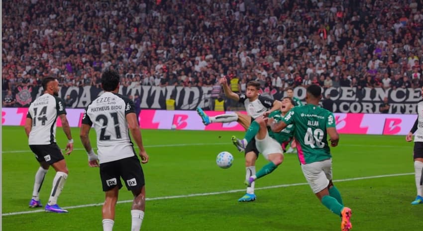 Lance de Gabriel Paulista, do Corinthians, em Sosa, do Palmeiras