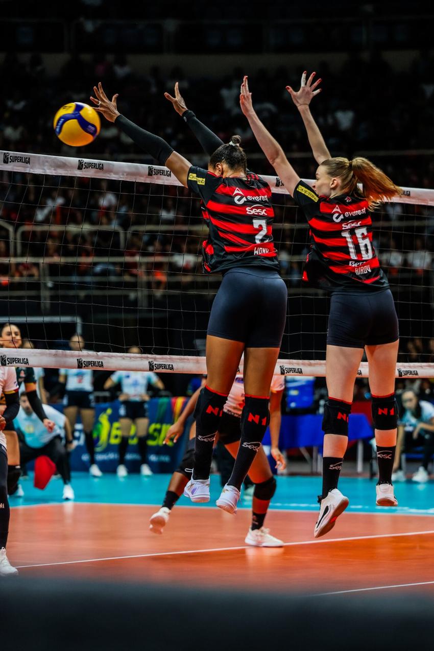 Simone Lee e Masa Kirov no bloqueio em Sesc Flamengo x Mackenzie pelas quartas da Superliga (Foto: Rafael Arantes)