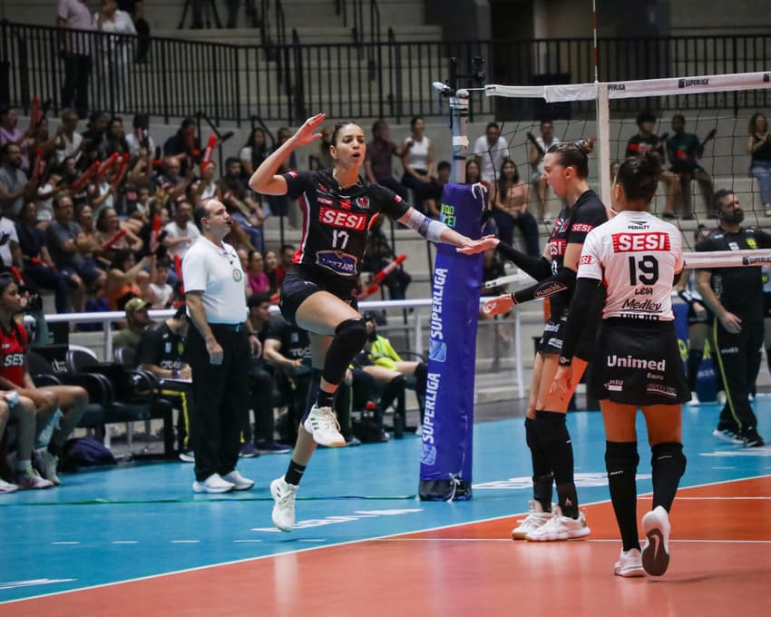Roslandy Acosta comemora ponto em Sesi Bauru x Praia Clube pela Superliga Feminina 25/26 (Foto: Felipe Wiira/Sesi-SP)