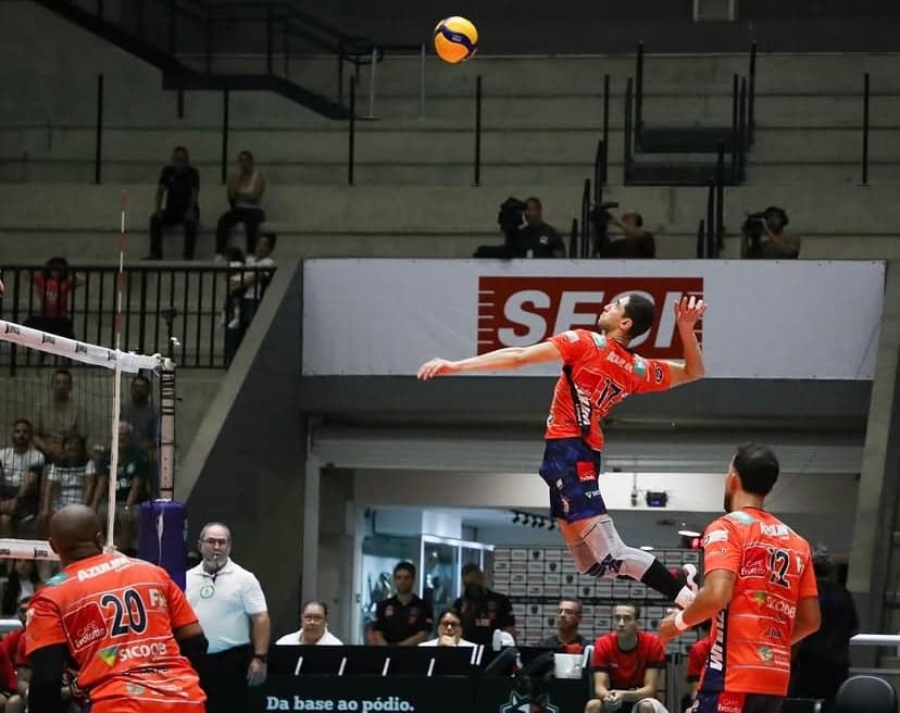 Hisham em ação pelo Monte Carmelo na Superliga Masculina 25/26 (Foto: Felipe Wiira/Sesi-SP)