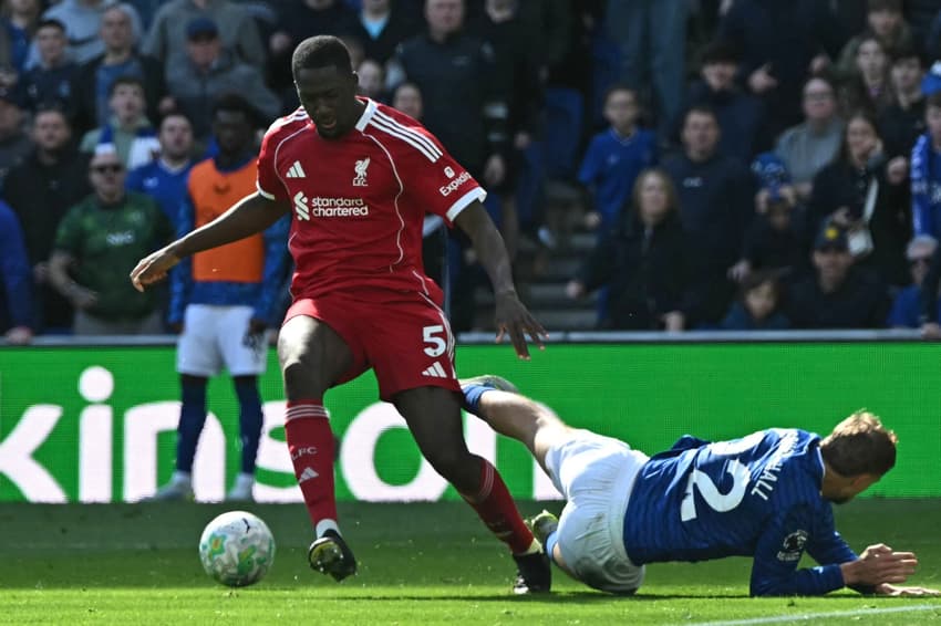 Ibrahima Konaté em ação pelo Liverpool (Foto: Paul ELLIS / AFP)