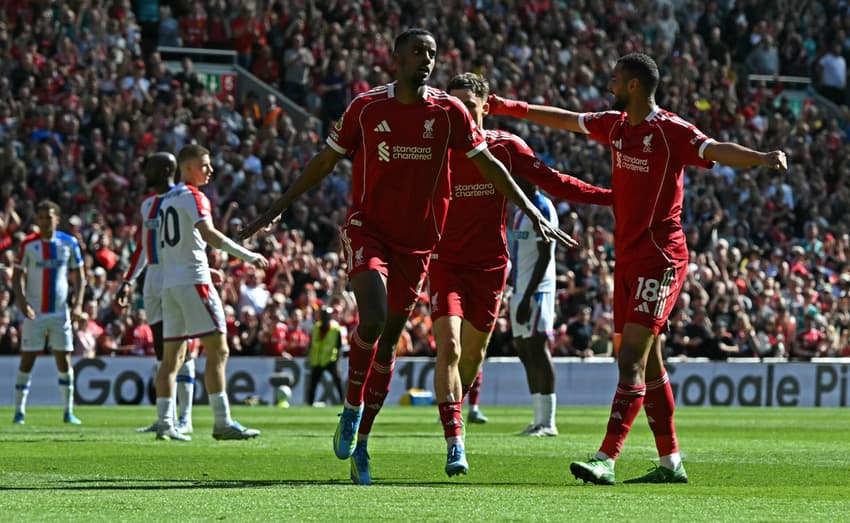Isak em ação no duelo entre Liverpool x Crystal Palace, na Premier League (Foto: Paul Ellis/AFP)