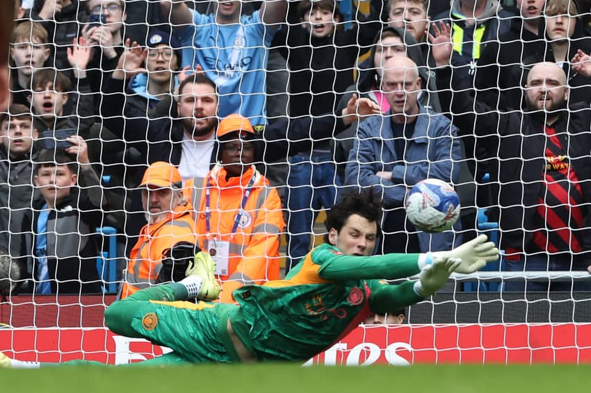 James Trafford defende pênalti de Salah na vitória do Manchester City por 4 a 0 sobre o Liverpool na Copa da Inglaterra (Foto: Darren Staples / AFP)