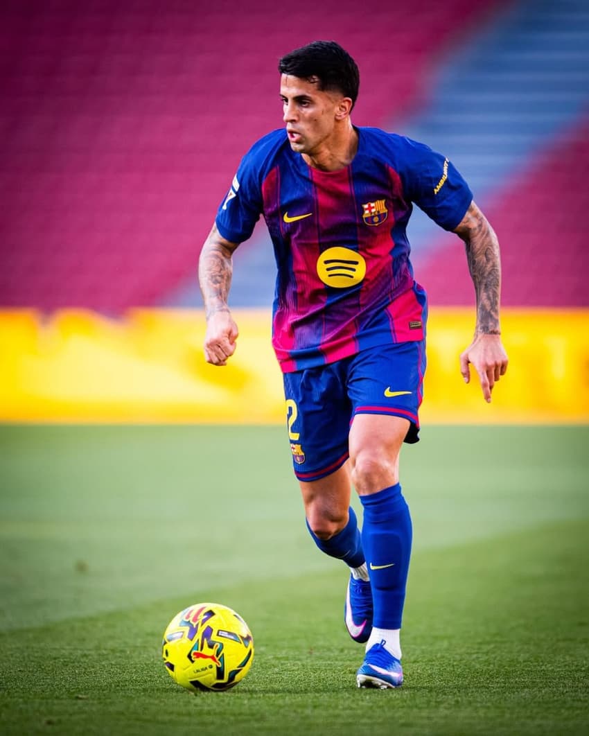 João Cancelo em ação pelo Barcelona (Foto: Reprodução/Instagram)