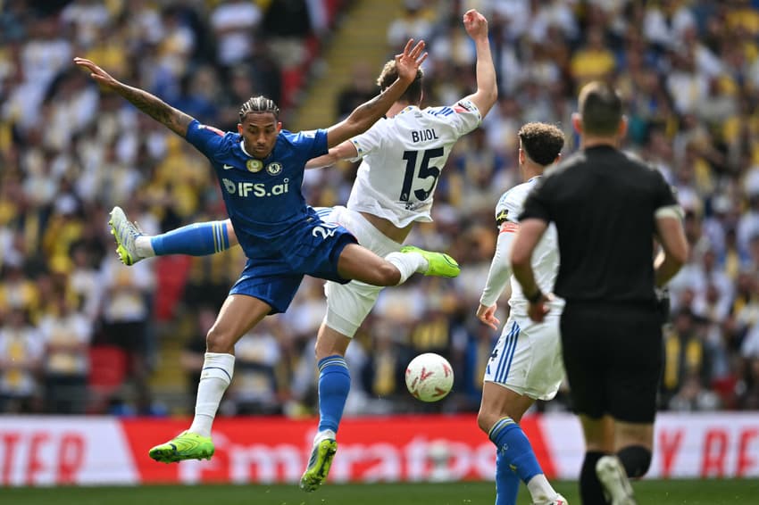 João Pedro em ação no duelo entre Chelsea e Leeds United, na Copa da Inglaterra (Foto: Ben Stansall/AFP)