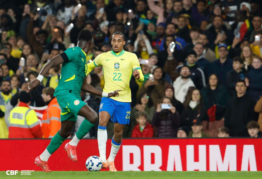 João Pedro em ação pela Seleção Brasileira contra Senegal