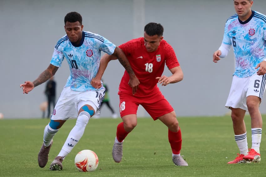 Jogadores da Costa Rica e Irã em ação (Foto: Adem Altan/AFP)