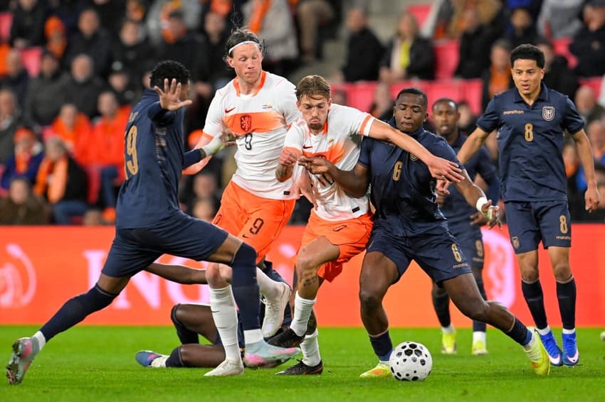 Jogadores da Holanda e Equador em ação (Foto: John Thys/AFP)
