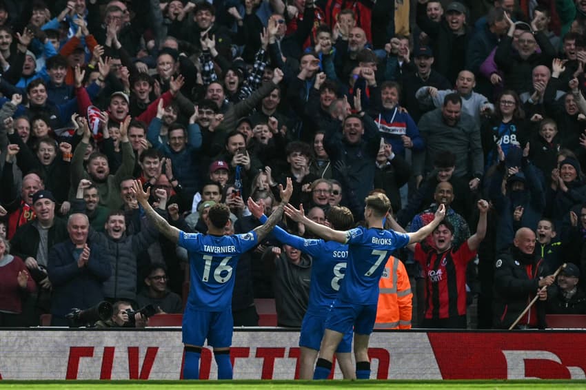 Jogadores do Bournemouth comemorando gol no duelo contra o Arsenal (Foto: Glyn Kirk/AFP)