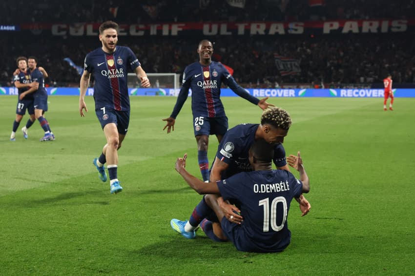 Jogadores do PSG comemoram gol marcado por Dembélé contra o Bayern de Munique na semifinal da Champions League