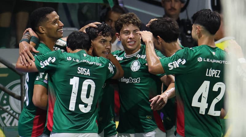 Jogadores do Palmeiras celebram gol do time