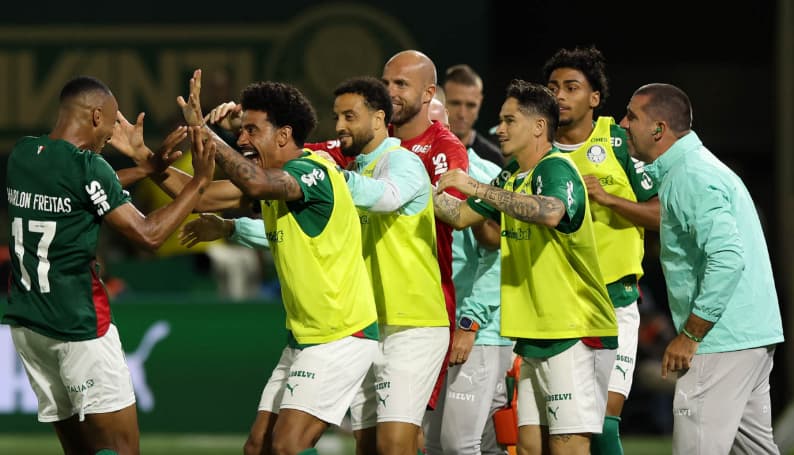 Jogadores do Palmeiras comemoram gol marcado