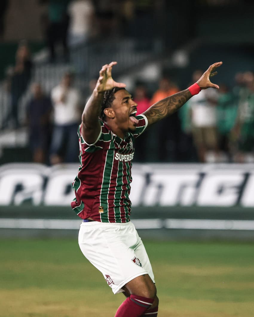 John Kennedy comemora o gol no empate do Fluminense contra o Coritiba